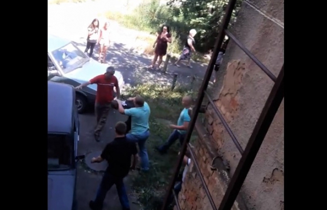 Побили та одягли у наручники: у Мукачеві скандально затримували правопорушника (ВІДЕО 18+)