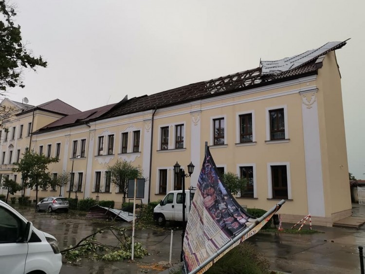Ураган зносив дахи, виривав вікові дерева з корінням: від негоди постраждали міста-побратими Мукачева (ФОТО,ВІДЕО)