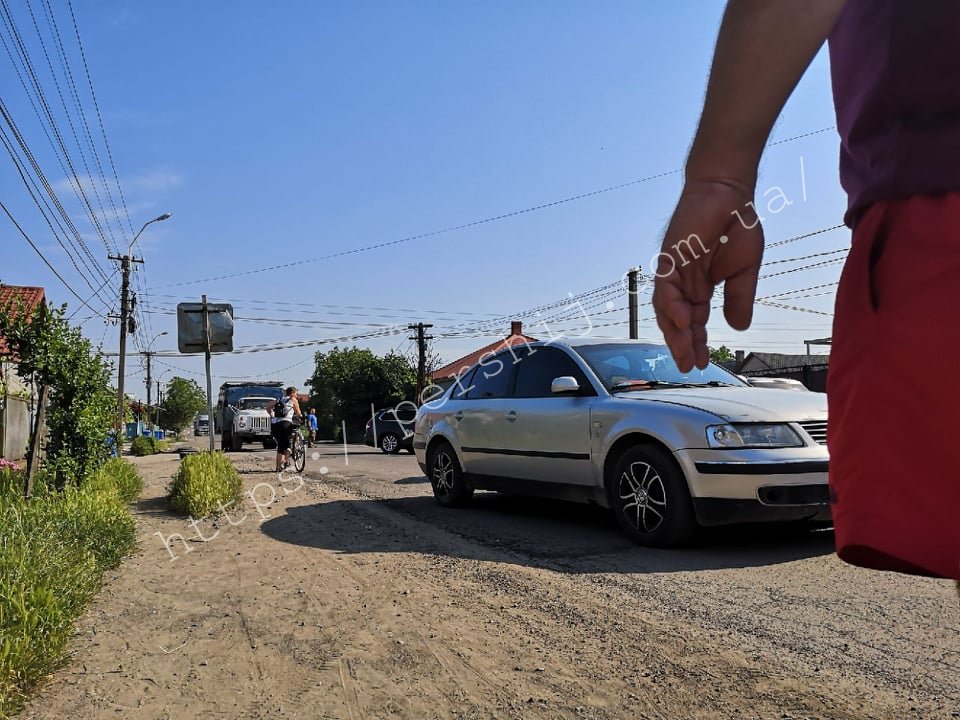 Бездоріжжя дістало: мешканці Виноградова перекрили дорогу (ФОТО)