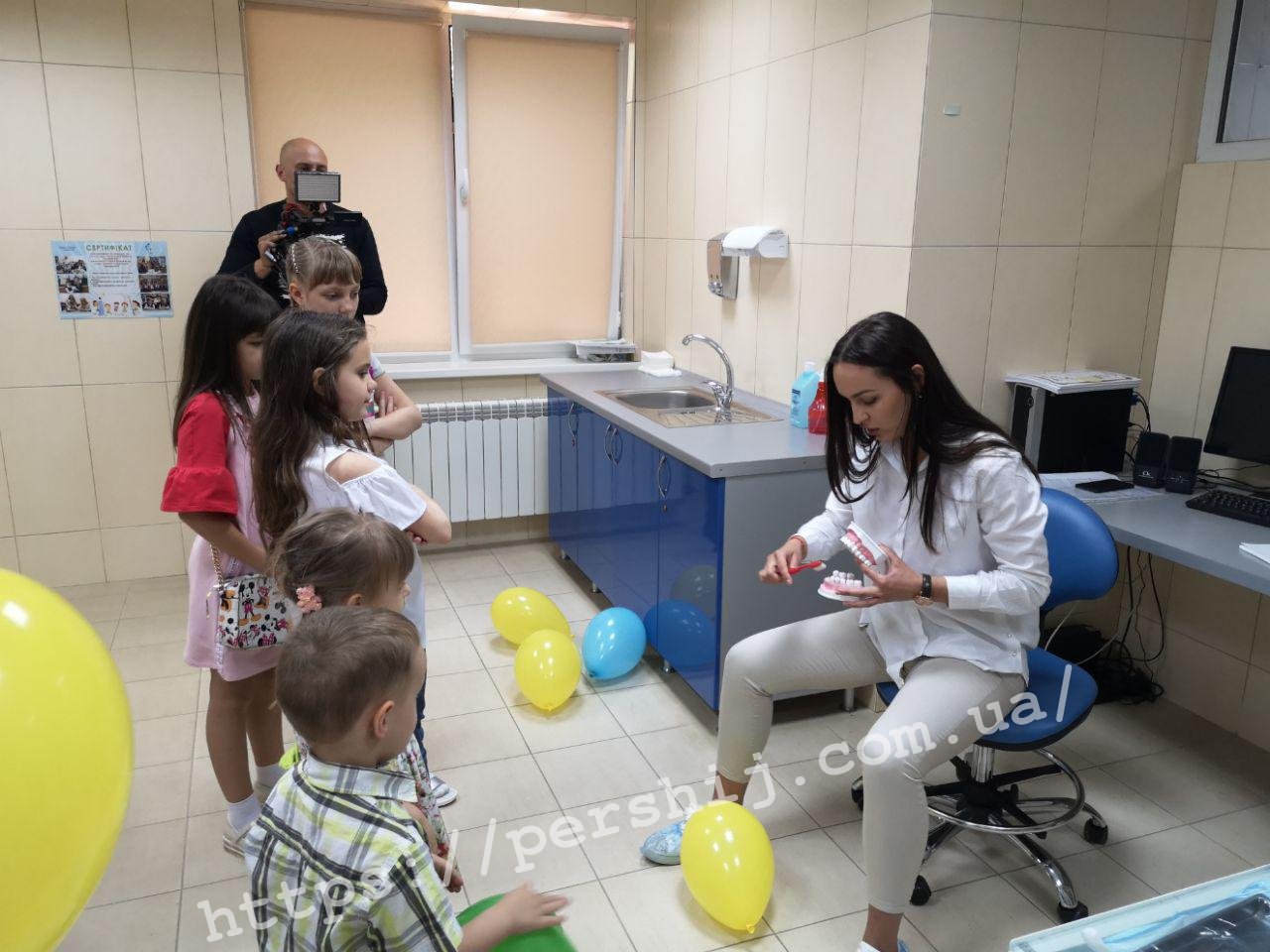 В Ужгороді стоматологи влаштували свято для дітей (Фото)