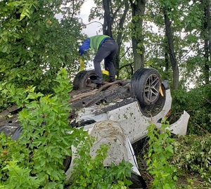 Водій не впорався з кермуванням: на трасі "Київ - Чоп" автівка опинилась в кюветі (ФОТО, ВІДЕО)