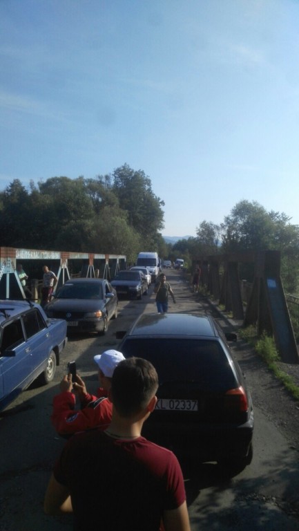Мітингують: на Тячівщини місцеві мешканці перекрили міст (ФОТО)