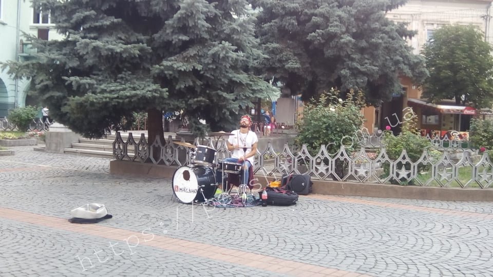 Під стінами ратуші у Мукачеві гримлять барабани (ФОТО, ВІДЕО)
