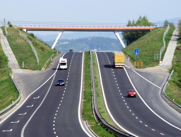 В Україні пропонують будувати платні дороги і мости