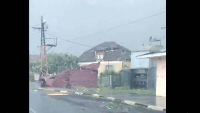 Закарпаттям пронісся ураган: вітер позривав дахи будинків (ФОТО, ВІДЕО)