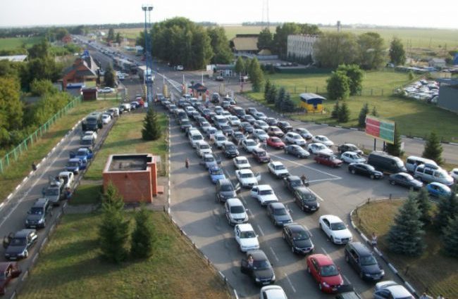 На Закарпатті в чергах на виїзд в Угорщину та Словачину вже майже 100 авто