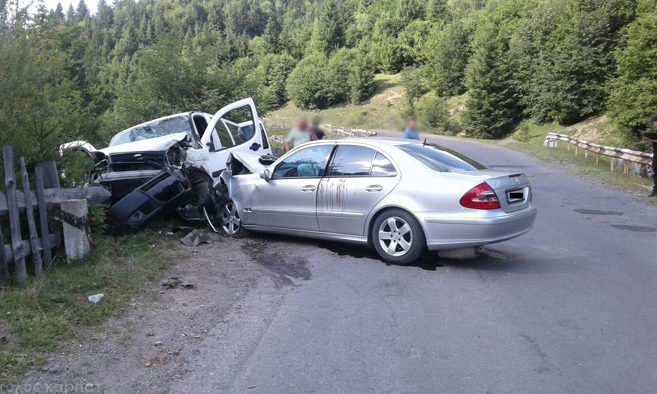 Водій отримав важкі ушкодження: надвечір на Міжгірщині трапилась ДТП (ФОТО)