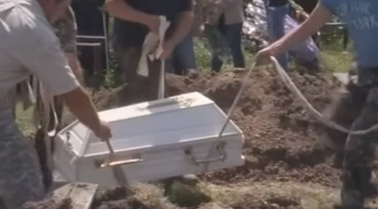 На Хмельниччині поховали маленького Сашка, знайденого у валізі на околиці Чернівців