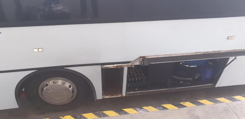 Через кордон на Закарпатті в автобусі намагались переправити котрафактні «NZ» та «Compliment» (ФОТО)