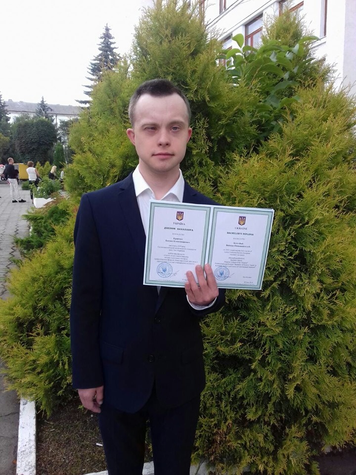 В перше в Україні хлопець з синдромом Дауна здобув вищу освіту