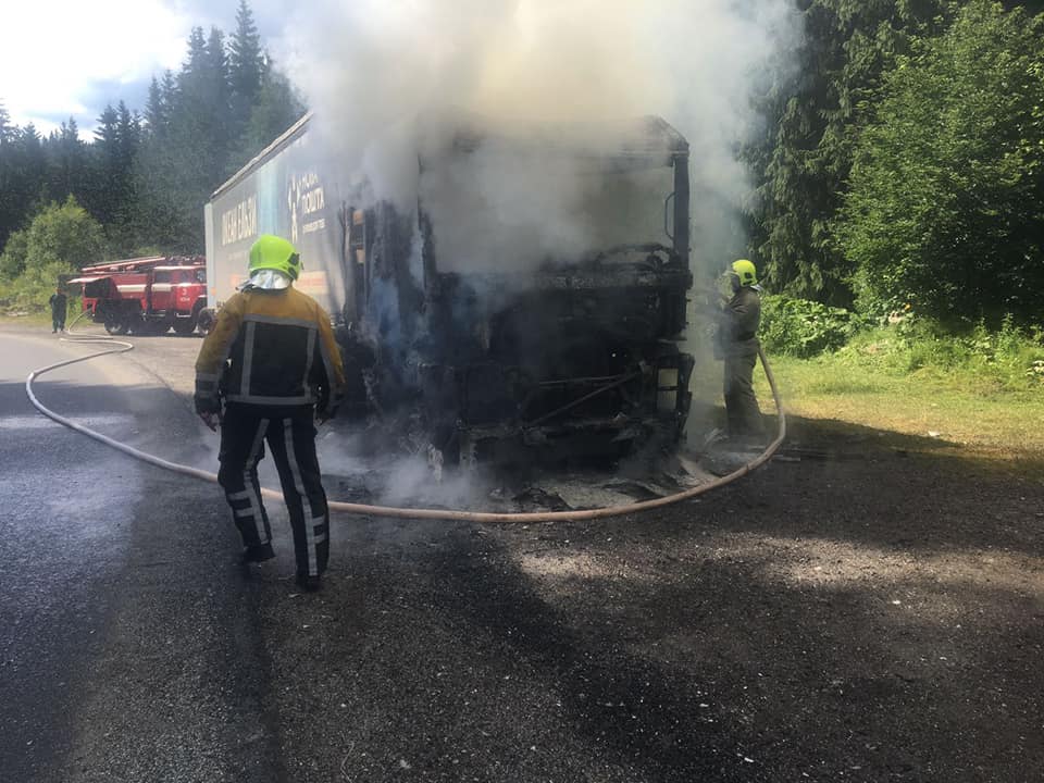 На Закарпатті горів вантажний автомобіль, що рухався по автошляху Н-09 (ФОТО)