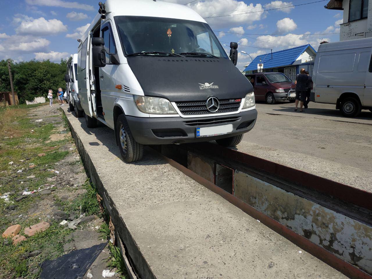 Закарпатські митники знайшли у двох мікроавтобусах подвійні днища з цигарками (ФОТО)