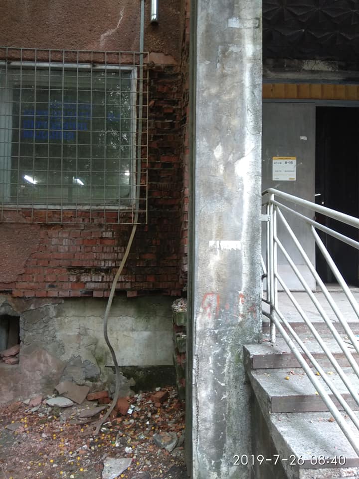 Розмальовані стіни та розвалені сходи: так виглядає відділення Укрпошти в Мукачеві (ФОТО)