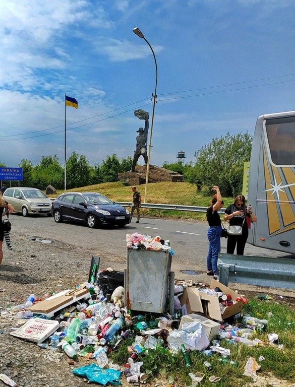 Пропускний пункт Ужгород-Вишнє-Нємецьке потопає у смітті (ФОТО)