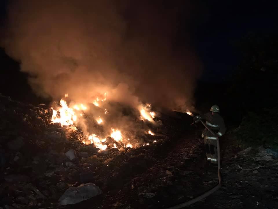 Несанкціонований підпал Міжгірського сміттєзвалища спричинив масштабну пожежу (ФОТО)