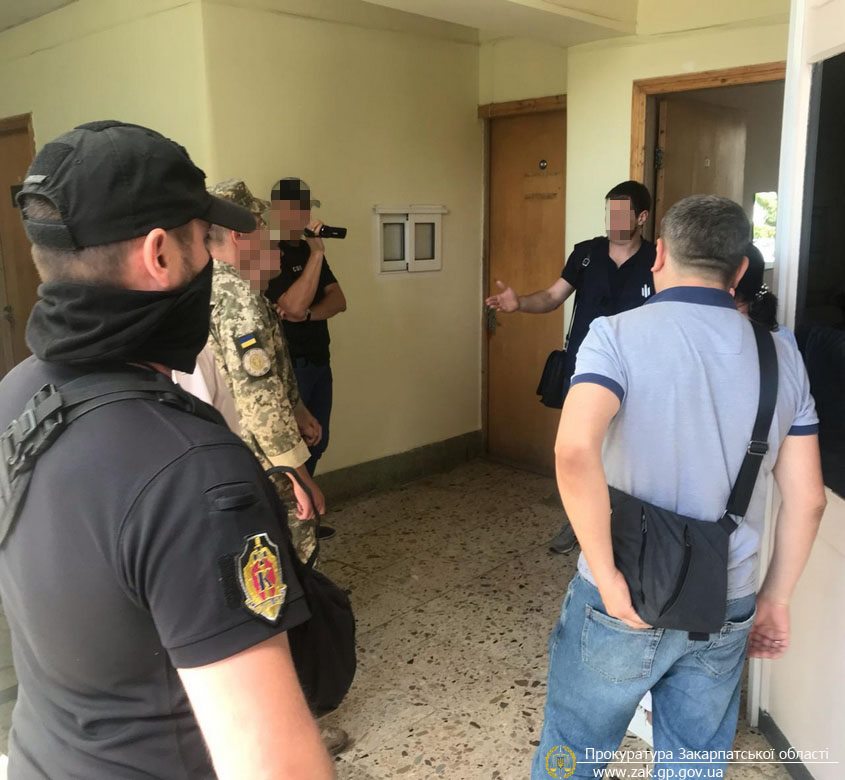 Посадовців Закарпатської митниці ДФС викрито на масштабних зловживаннях