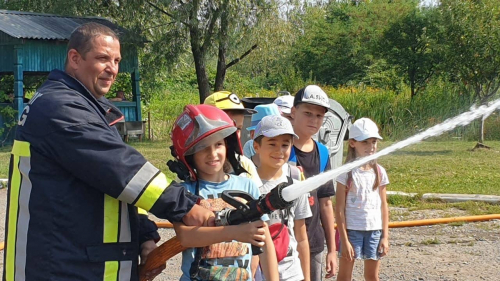 Робочі будні: ужгородські рятувальники з дітьми приборкували умовну пожежу (ФОТО)