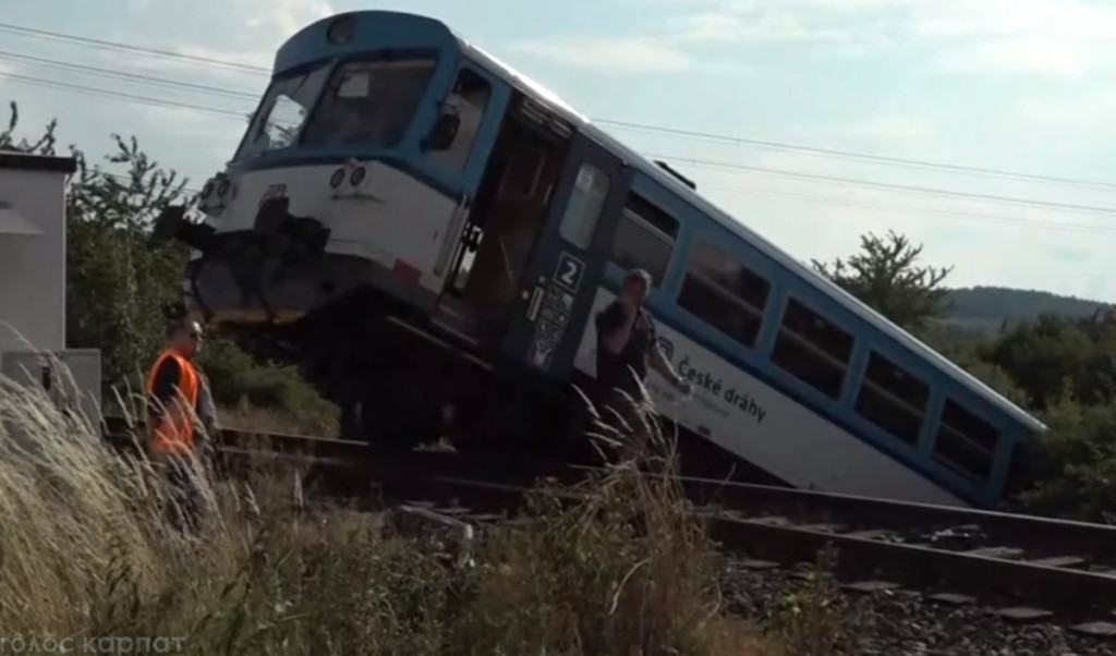 Закарпатці потрапили в смертельну ДТП у Чехії: мікроавтобус зіткнувся з потягом (Відео, Фото)