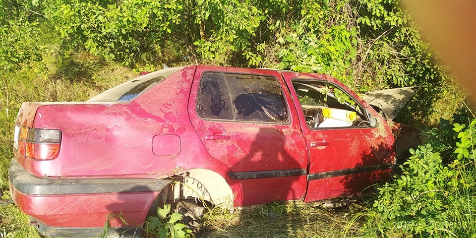На Ужгородщині автівка кілька днів лежить у кюветі: очевидці розшукують власника (ФОТО)