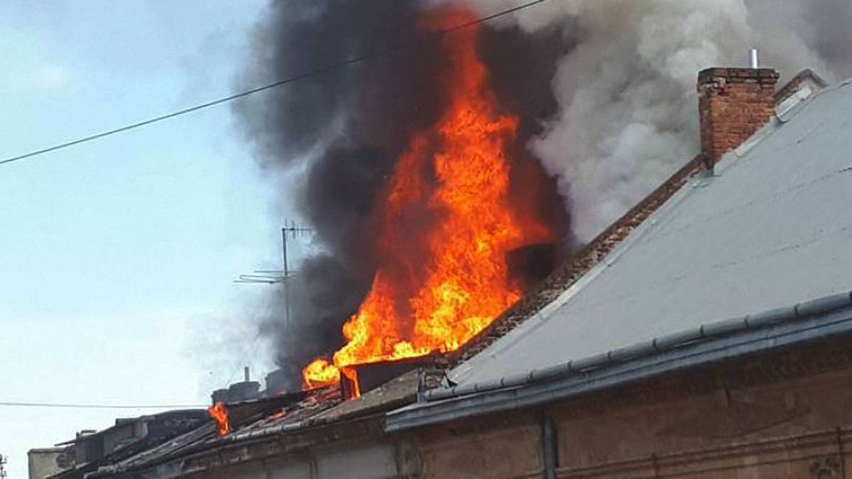 У Хусті за добу горіли два житлові будинки