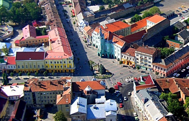 У Мукачеві більше тижня буде ускладнено рух центральними вулицями міста (СХЕМА)