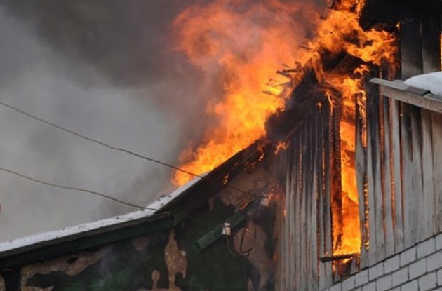 Вечір на Великоберезнянщині видався «гарячим»: вогонь повністю охопив споруду