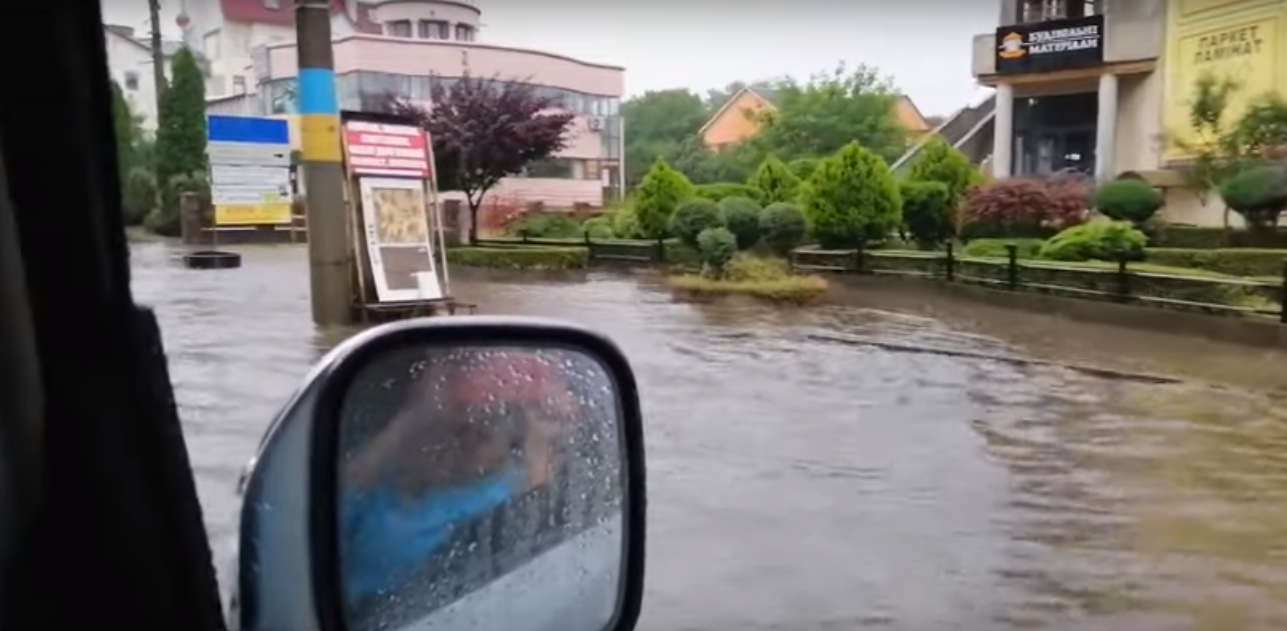 Після страшної зливи Чернівці перетворились на Венецію (ВІДЕО)