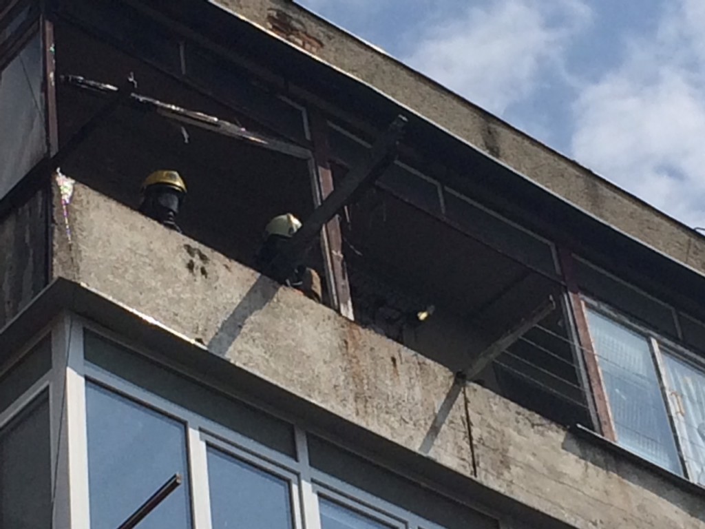 Резонансна пожежа у п’ятиповерхівці у Виноградові: надзвичайники рятували безпорадного чоловіка (ФОТО)
