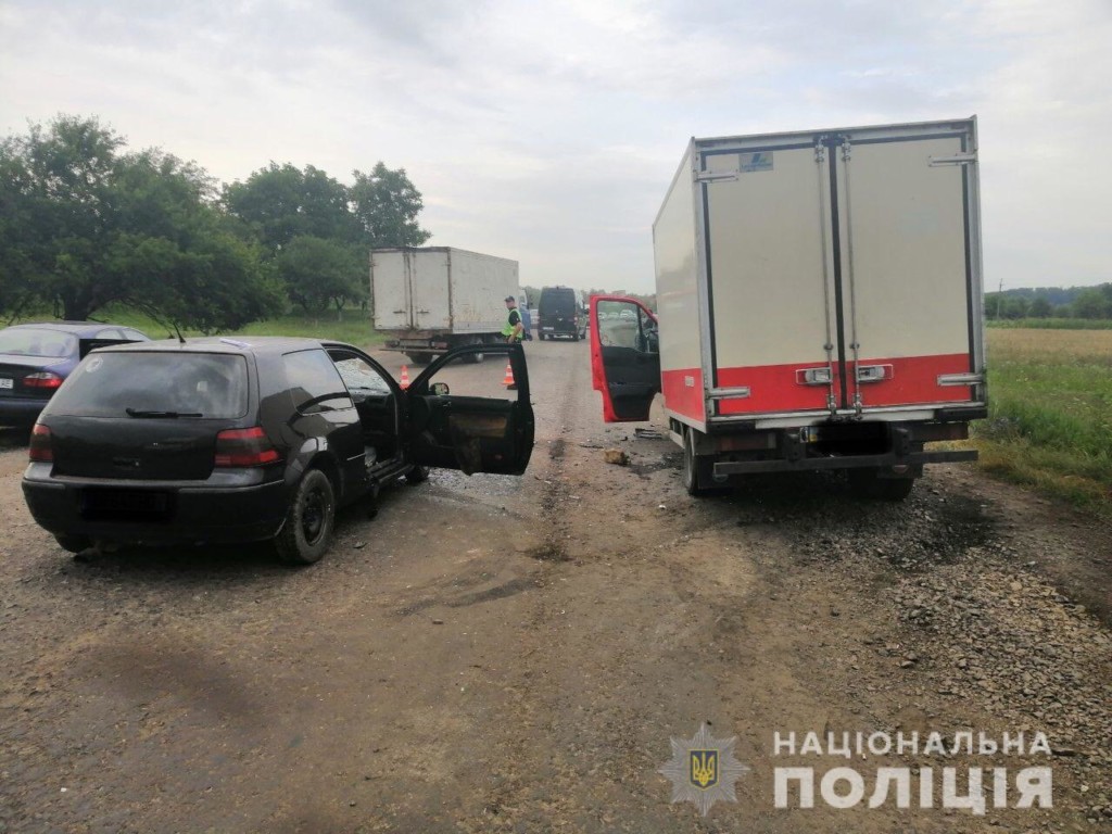 На Мукачівщині легковик протаранив фургон, люди в лікарні (ФОТО)