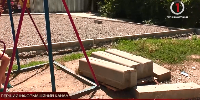 У Мукачеві місцеві обурені через незавершений ремонт дитячого майданчика (ВІДЕО)