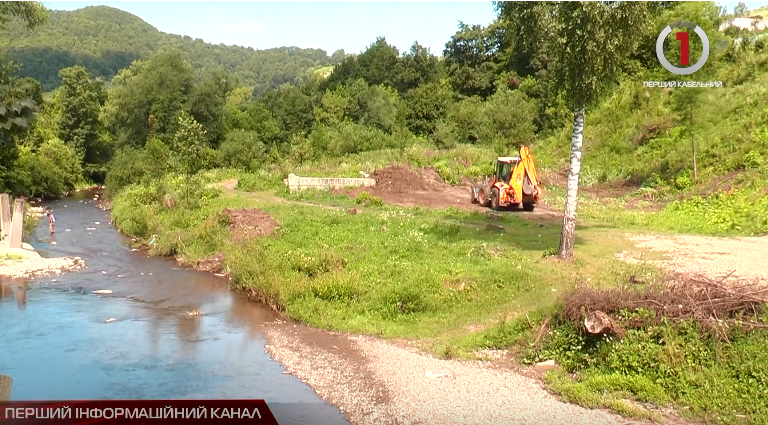 Зелений тризубець та ландшафтний дизайн: у Воловці облаштовують центральний парк (ВІДЕО)