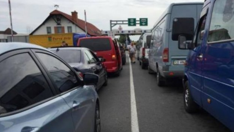 В чергах на виїзд в Угорщину на Закарпатті вже понад 100 авто