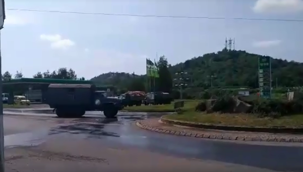 Колону військової техніки помітили на об'їзній в Мукачеві (ВІДЕО)