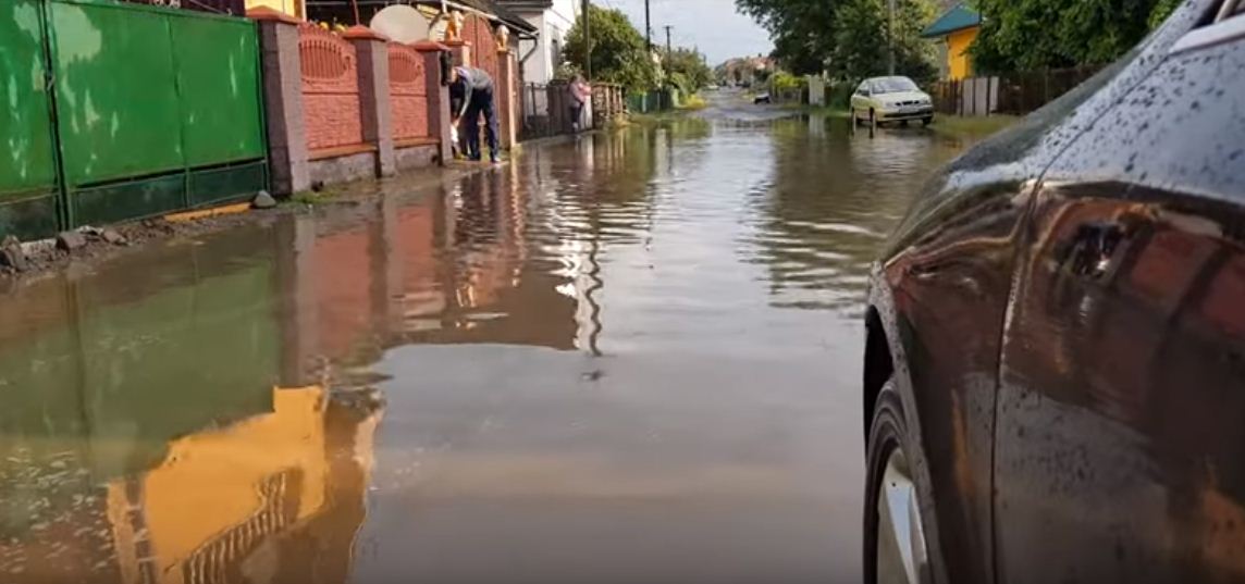 Дощ перетворив вулиці Великого Березного на «Венецію» (ВІДЕО)