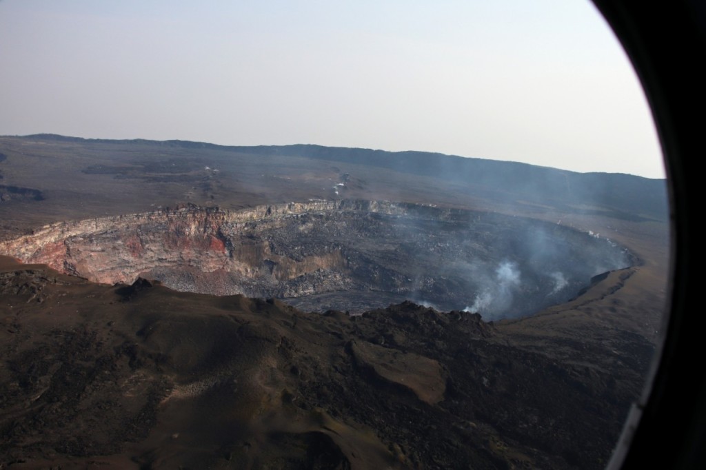 Українські пілоти здійснили висадку науковців на кратер діючого вулкану (ФОТО)