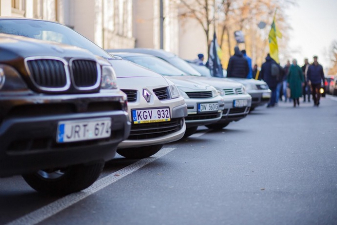 В серпні почнуть штрафувати водіїв на нерозмитнених авто