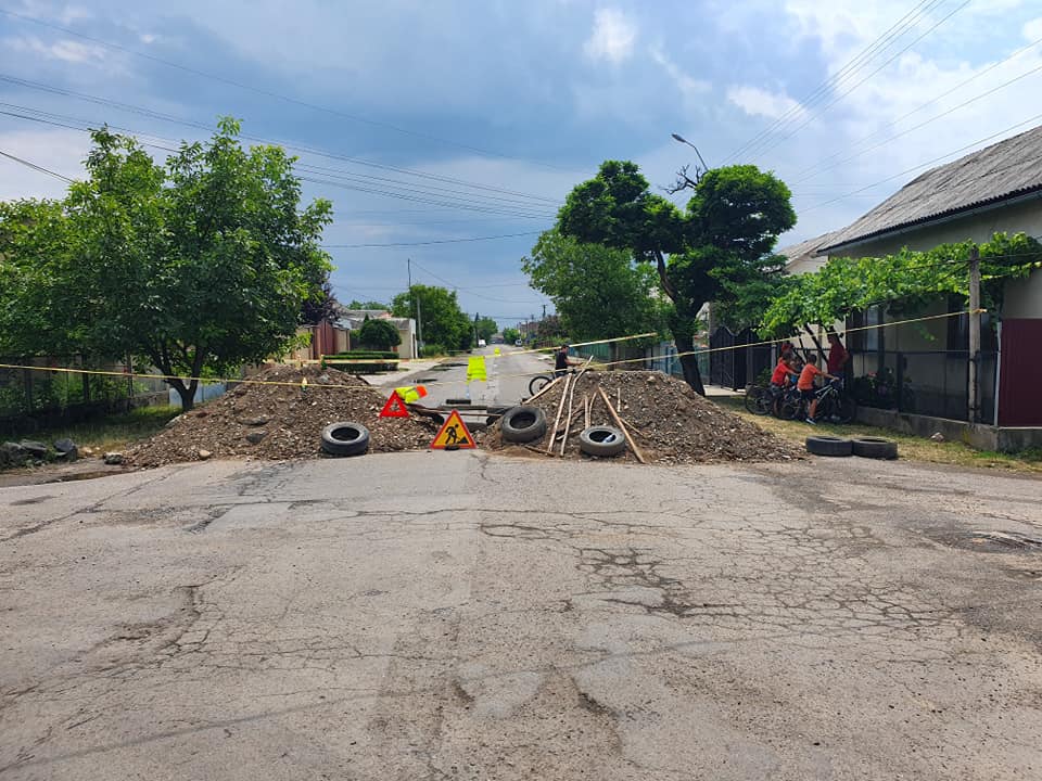 Здаватись не збираються: у Виноградові містяни продовжують блокувати одну з вулиць