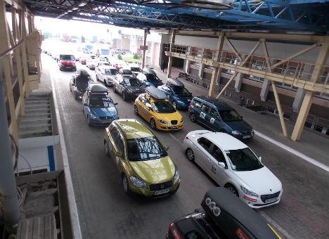 Півтори сотні авто стоять у чергах на виїзд за кордон на Закарпатті