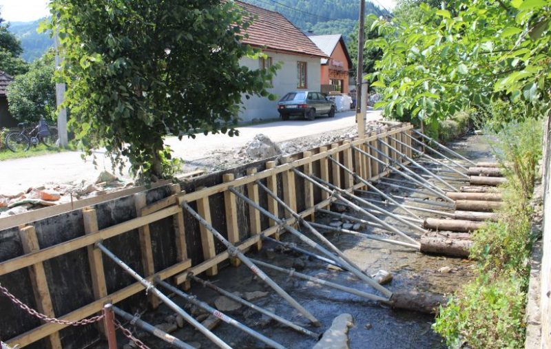 У Рахові тривають роботи з берегоукріплення потоку Буркут (ФОТО)