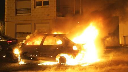 Цієї ночі в Ужгороді вщент згоріла автівка