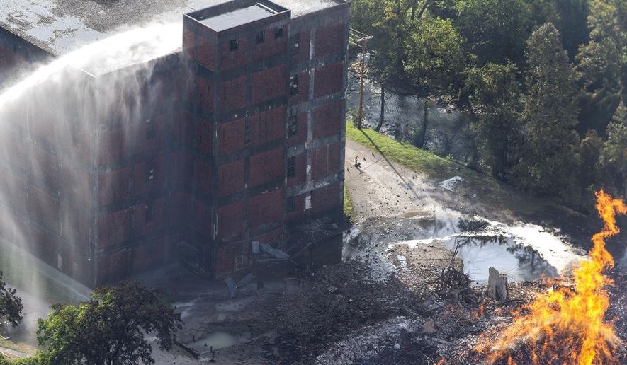 45 тисяч бочок з 7 мільйонами літрів віскі знищено: з’явилися вражаючі кадри з масштабної пожежі на складі (ВІДЕО, ФОТО)