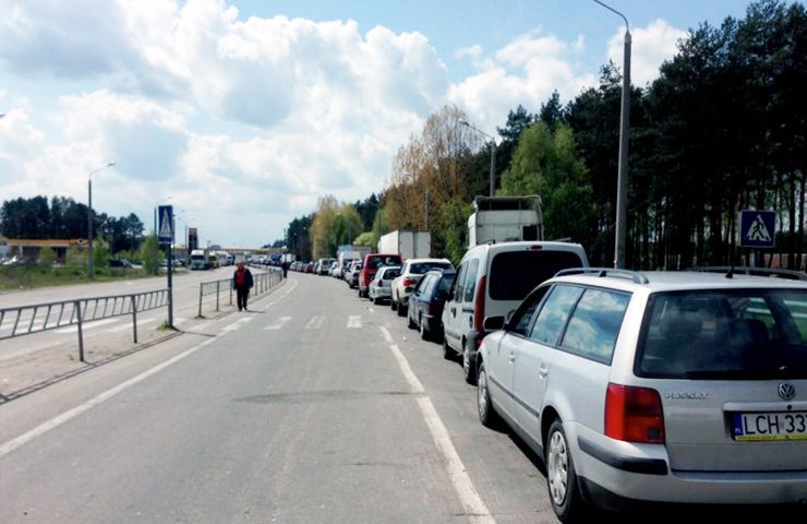 На Закарпатському кордоні з Угорщиною утворилася черга з майже сотні авто