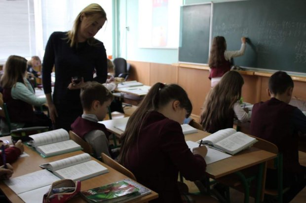 Вчителям піднімуть зарплати: чим доведеться пожертвувати іншим українцям?