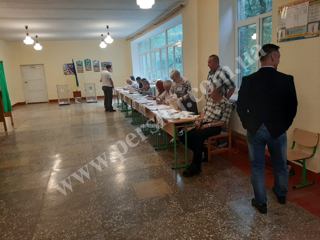 На найвіддаленішій дільниці Мукачева проголосували вже понад 30% виборців (ФОТО)