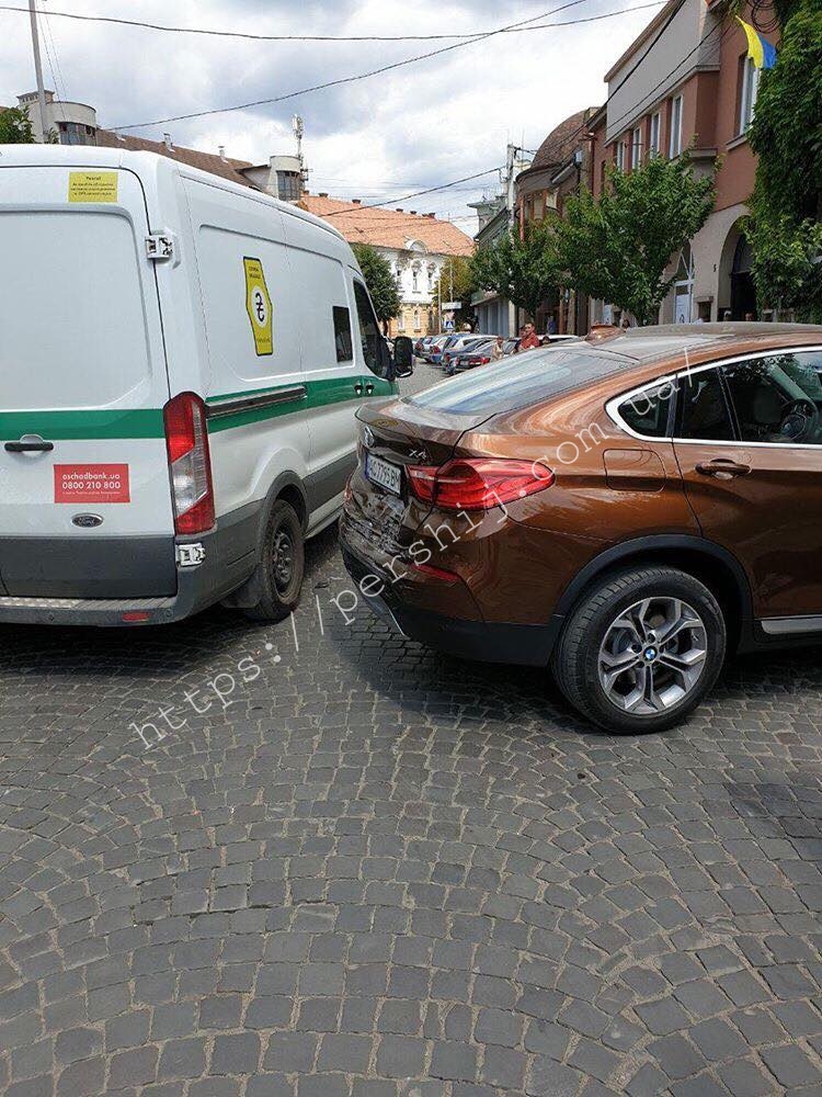 ДТП у Мукачеві за участі кількох автівок: рух центром міста ускладнено (ФОТО)