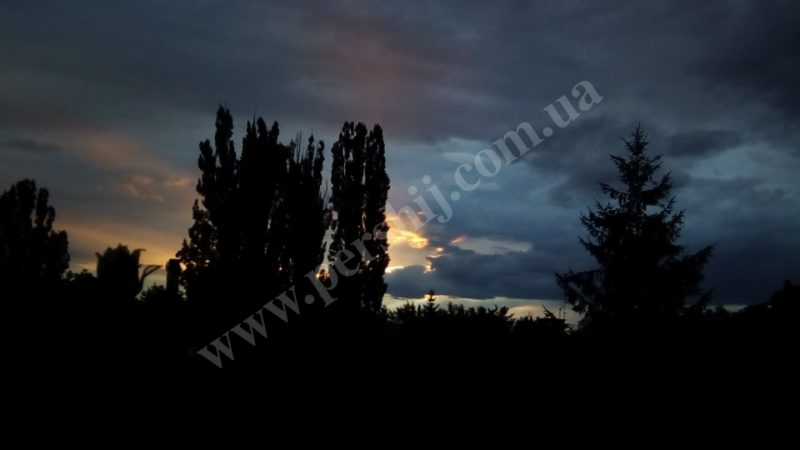 На Закарпаття йдуть дощі, грози та град