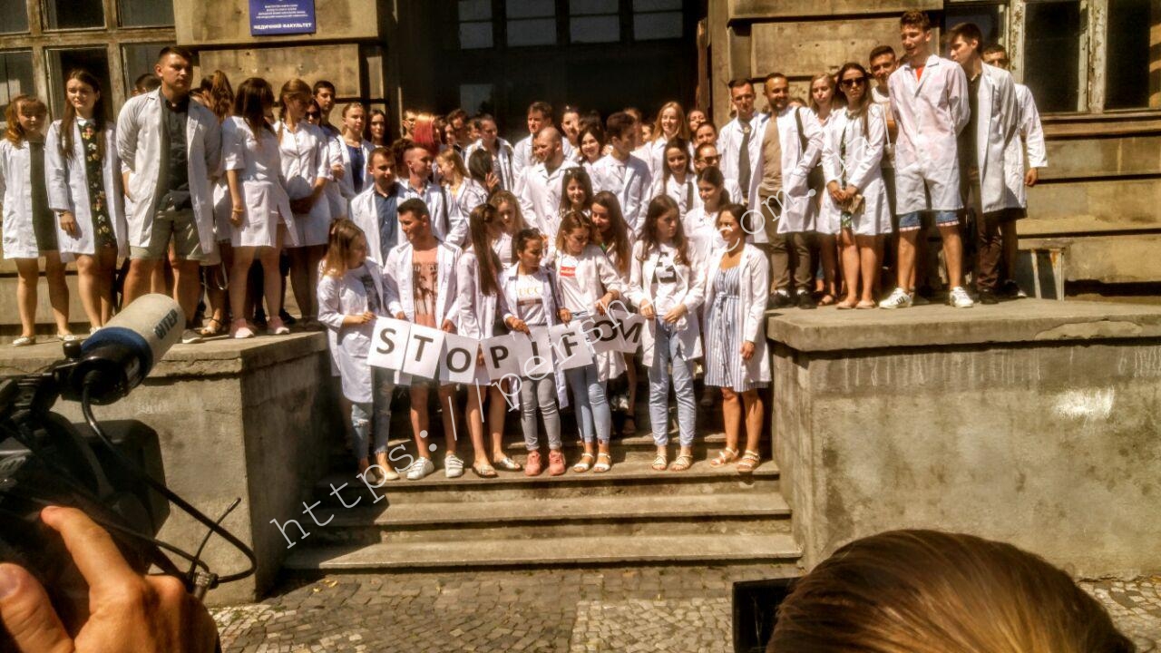Стоп IFOM: закарпатські студенти-медики вийшли на акції протесту проти "чужого" екзамену від Супрун (ФОТО)