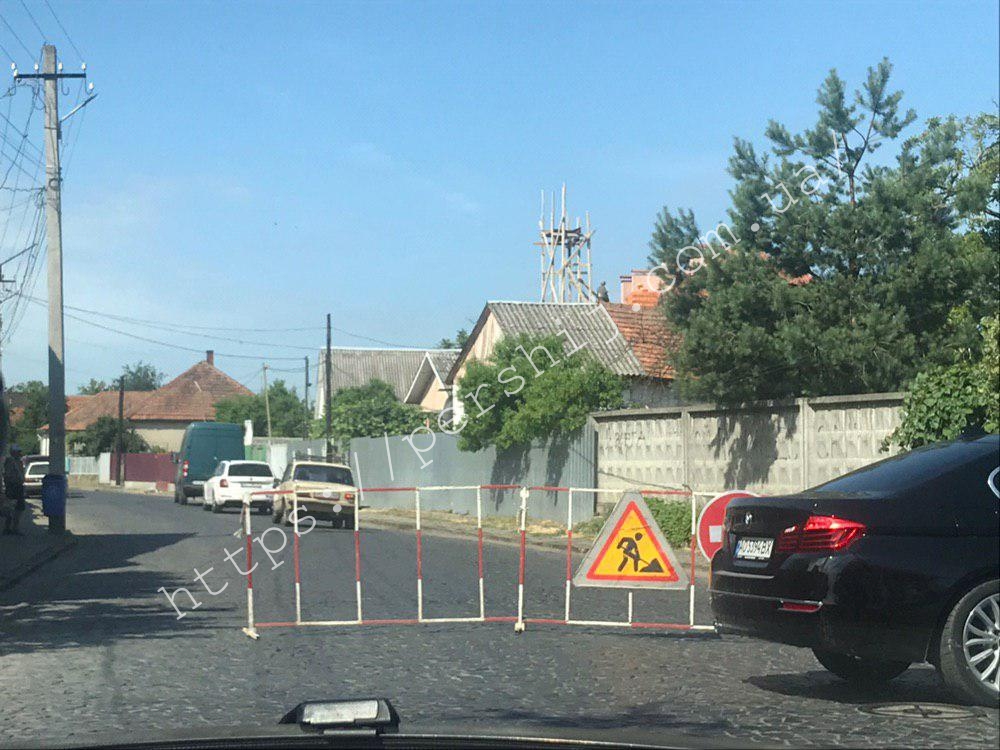 У Мукачеві розпочато ремонтні роботи: рух центром міста перекрито (ФОТО)