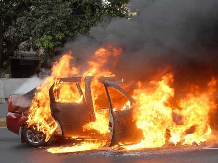 В Ужгороді вогонь знищив автівку