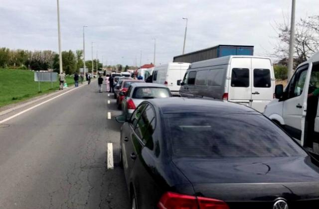 На Закарпатті на пунктах пропуску із Словаччиною та Угорщиною у чергах більше трьох сотень автівок